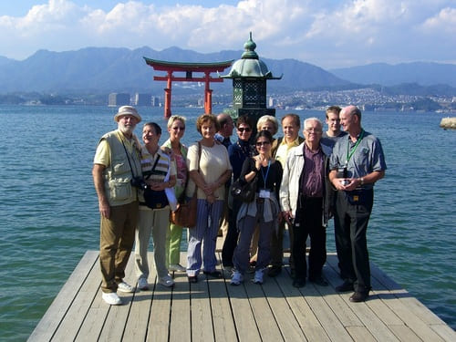 Münchina Kunden vor einem japanischen Torii